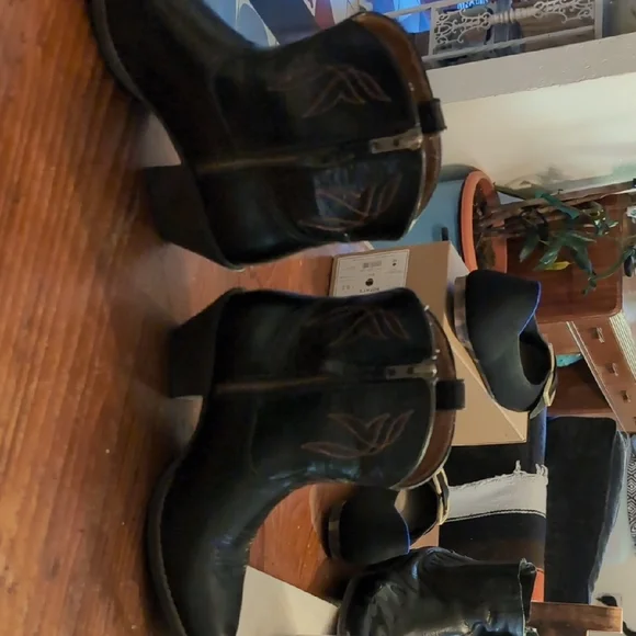 Ariat Black Leather Western Boots - Picture 5 of 9